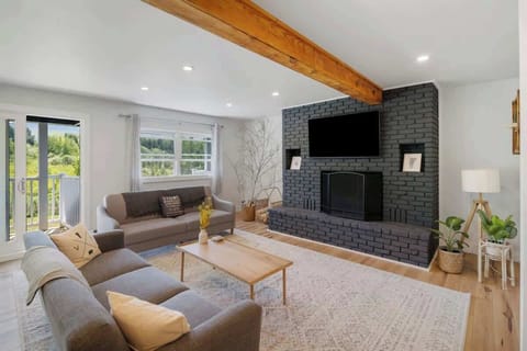 Large smart TV! Cozy couches! The perfect place to unwind!