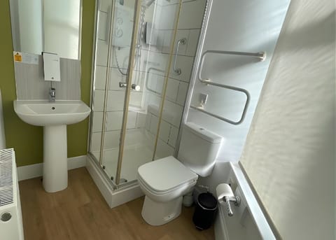 Standard Twin Room, Ensuite | Bathroom | Free toiletries, towels, soap, shampoo