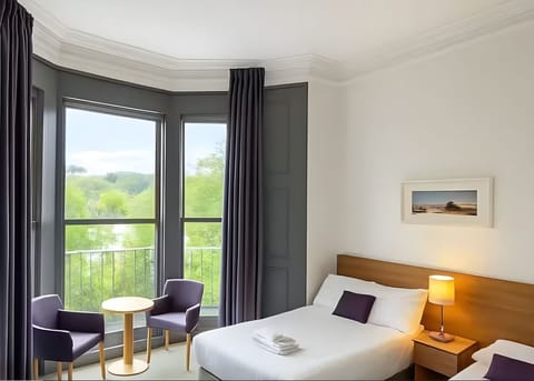 Standard Triple Room, Ensuite | Desk, free WiFi