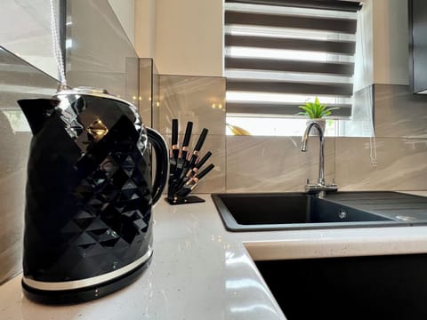 Family Townhome | Private kitchen | Full-size fridge, microwave, oven, stovetop