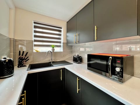 Family Townhome | Private kitchen | Full-size fridge, microwave, oven, stovetop