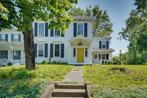Coxsackie Vacation Rental | 3BR | 3BA | 3,000 Sq Ft | Interior Stairs Required