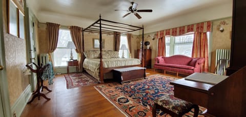 Elite Suite, 1 King Bed, Jetted Tub (The Ammi Wright) | Desk, soundproofing, iron/ironing board, free WiFi