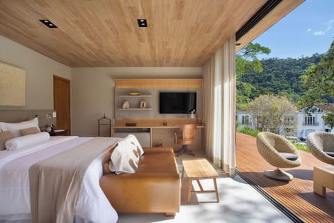 Luxury Cottage, 2 Bedrooms, Jetted Tub, Garden View | Premium bedding, memory foam beds, minibar, in-room safe