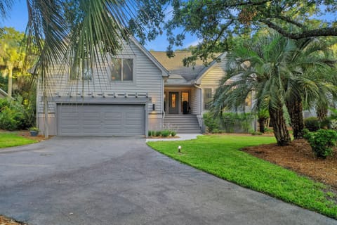 Large driveway with easy access to the front entry.  Lots of space for the entire group!