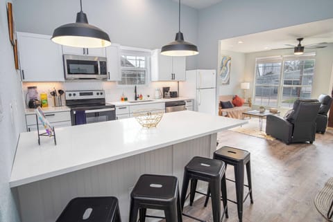 House (3 Bedrooms) | Private kitchen | Microwave, oven