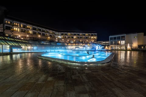 4 indoor pools, 5 outdoor pools, pool umbrellas, sun loungers