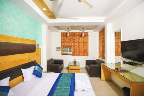 Superior Room | Premium bedding, desk, free WiFi, bed sheets