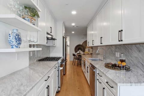 Beautiful Modern Kitchen!