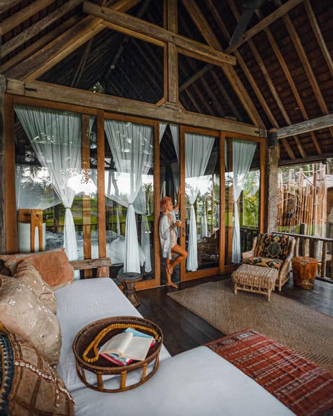 Longhouse | Minibar, in-room safe, individually decorated, individually furnished