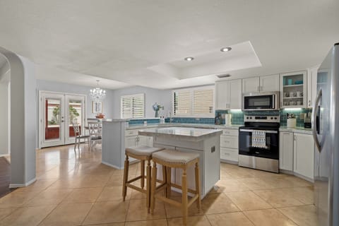 Kitchen: Breakfast nook, central island