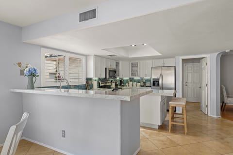 Kitchen: Lots of natural lights kisses you a good morning