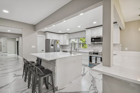 Kitchen offers brand new Bosch appliances & quartz countertops.