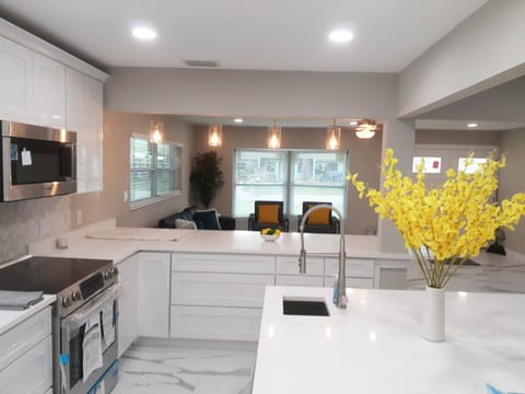 Kitchen offers brand new Bosch appliances & quartz countertops.