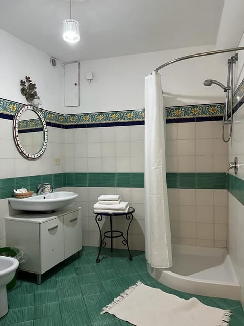 Economy Double or Twin Room | Bathroom | Hair dryer, bidet, towels