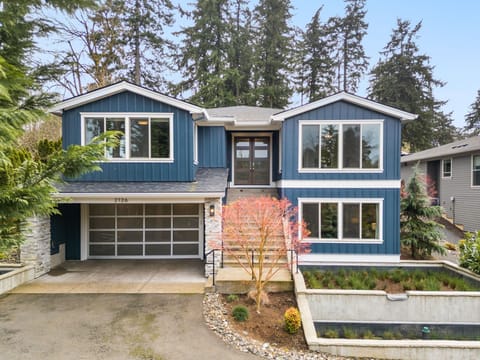 Beautiful estate style home in heart of Lake Oswego