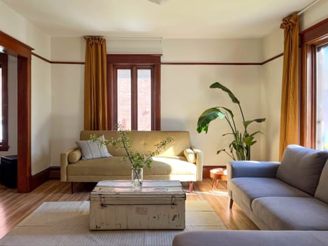 Maison Dudley | Chez Leo - Living room (1)