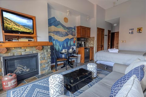 Highland House 414 welcomes you to the heart of The Village—your perfect spot to savor majestic mountain scenery and unforgettable sunsets.