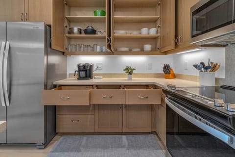 fully stocked kitchen!