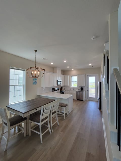 Dining w/seating for 10