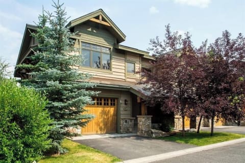 Front of the condo - enough space for two cars (one in garage, one in driveway)