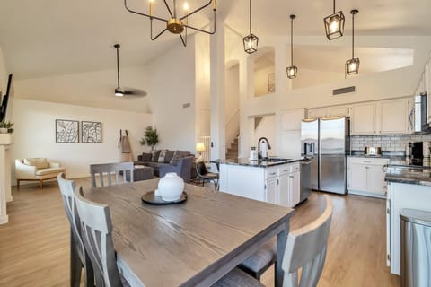 Great layout perfect for entertaining and gathering together