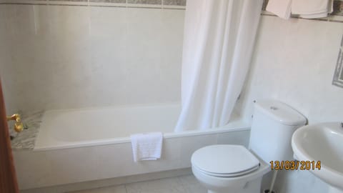 Double Room, 2 Twin Beds | Bathroom | Free toiletries, hair dryer, bidet