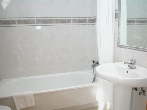 Double Room, 2 Twin Beds | Bathroom | Free toiletries, hair dryer, bidet