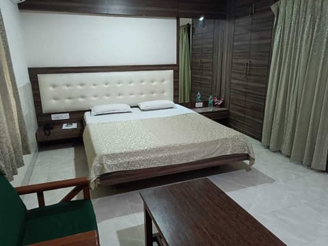 Business Room | In-room safe, desk, soundproofing, free WiFi