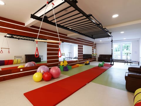 Interior Design, Floor, Flooring, Leisure, Building, Ceiling, Sports, Hall, Window, Room