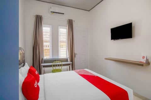 Standard Double Room | Desk, laptop workspace, WiFi (free), bed sheets