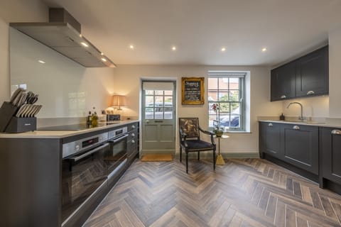 Ground floor: Showing the front entrance door (not for use).