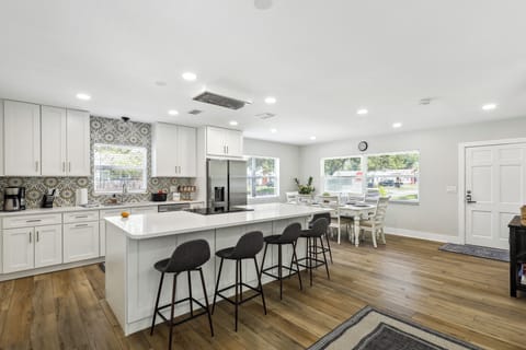 Tampa Vacation Rental | 3BR | 2BA | 1,300 Sq Ft | 2 Steps Required