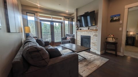 Condo, 2 Bedrooms | Living area