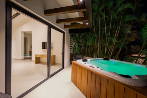 Luxury Room, Hot Tub, Beachside | Living area
