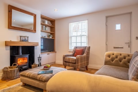 Boatman's Cottage, Wells-next-the-Sea: Sitting room with wood burning stove