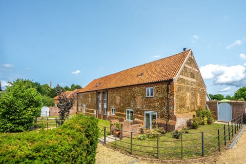 Christmas Barn, Snettisham: Attractive carrstone property, traditional for this part of the coast