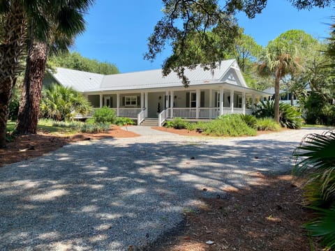 Large circular driveway up to the home