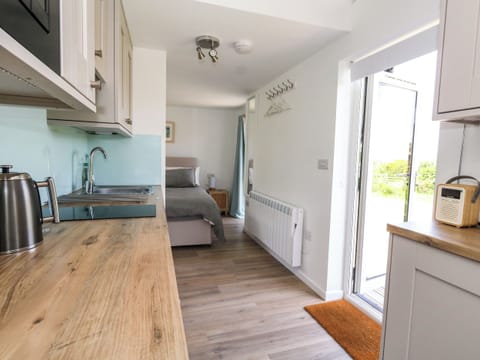 Cottage | Private kitchen | Fridge, electric kettle, toaster, cookware/dishes/utensils