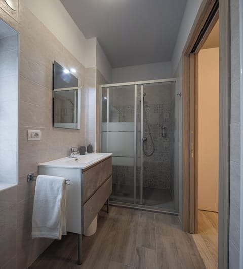 Double Room | Bathroom | Shower, rainfall showerhead, free toiletries, hair dryer