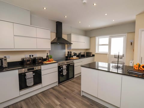 Cottage | Private kitchen | Fridge, dishwasher, electric kettle, toaster