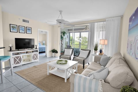 Bright Living Room w/ Lanai access & smart TV