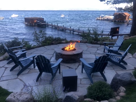 Fire pit on lake seats 10