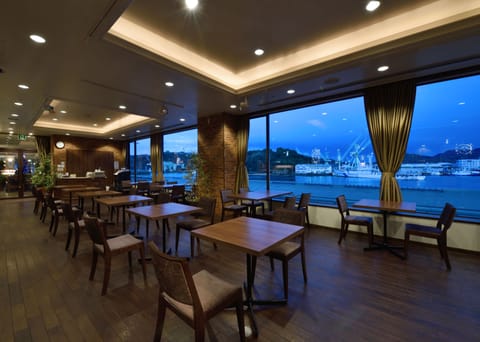 2 restaurants; breakfast, lunch, and dinner served