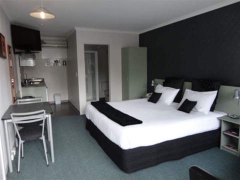Queen or King Split Studio | Soundproofing, iron/ironing board, cribs (surcharge), WiFi (free)