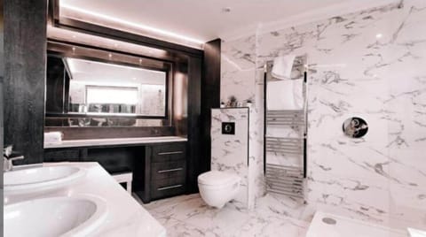 Luxury Penthouse, 1 King Bed | Bathroom | Combined shower/tub, free toiletries, hair dryer, towels