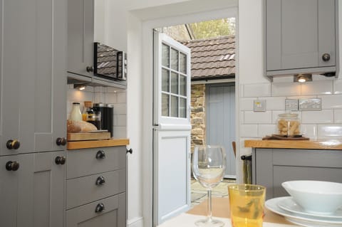 Cottage | Private kitchen | Fridge, dishwasher, electric kettle, toaster