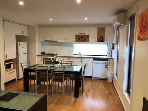 Family Townhome | Private kitchen | Fridge, microwave, oven, stovetop