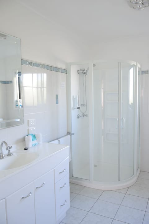 Apartment, 2 Bedrooms | Bathroom | Shower, hair dryer, towels