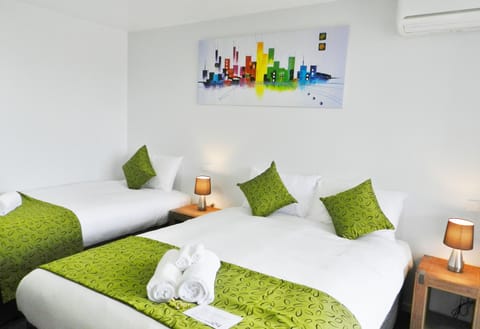 Deluxe Twin Room, Kitchenette | Soundproofing, iron/ironing board, bed sheets